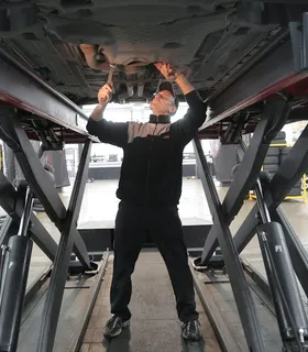 Mainor Cabrera, dueño de Cabrera Auto Cordon, mecánico automotriz e industrial en el sur de Chicago